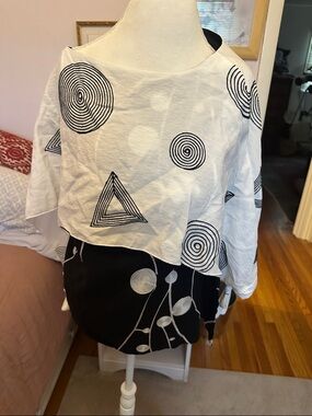 Talk of the Walk White and Black Geometric Tunic Top - XL